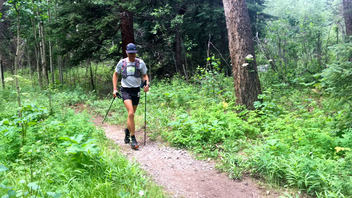 Mike Foote is in and out of Sherman (mile 29) quickly. He's 10 mins off the lead in 3rd. Our pre-race chat: i-rn.fr/17HR100-MikeF #HR100