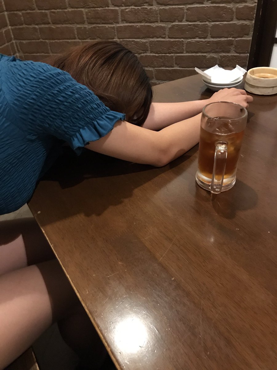 宇都宮のキャバクラ案内所 ガールズバーの人気の女の子が疲れて寝てます 宇都宮ガールズバー 宇都宮駅東口