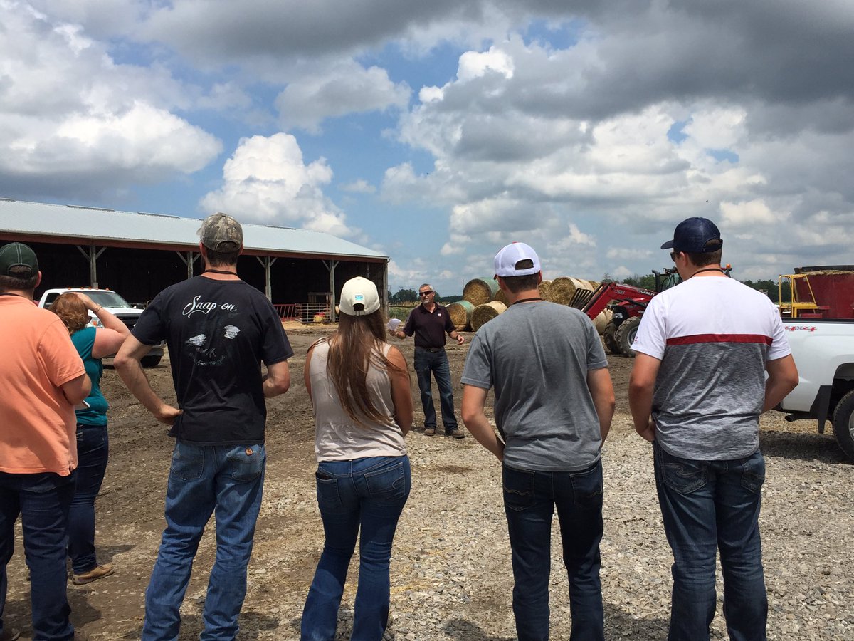 BeefFarmersON's tweet photo. Information on Miller Land & Livestock's feeding program from Jeff Barker of Harwil Mobile Feed Service. #BFOBYDP https://t.co/XkHhR5ds2C