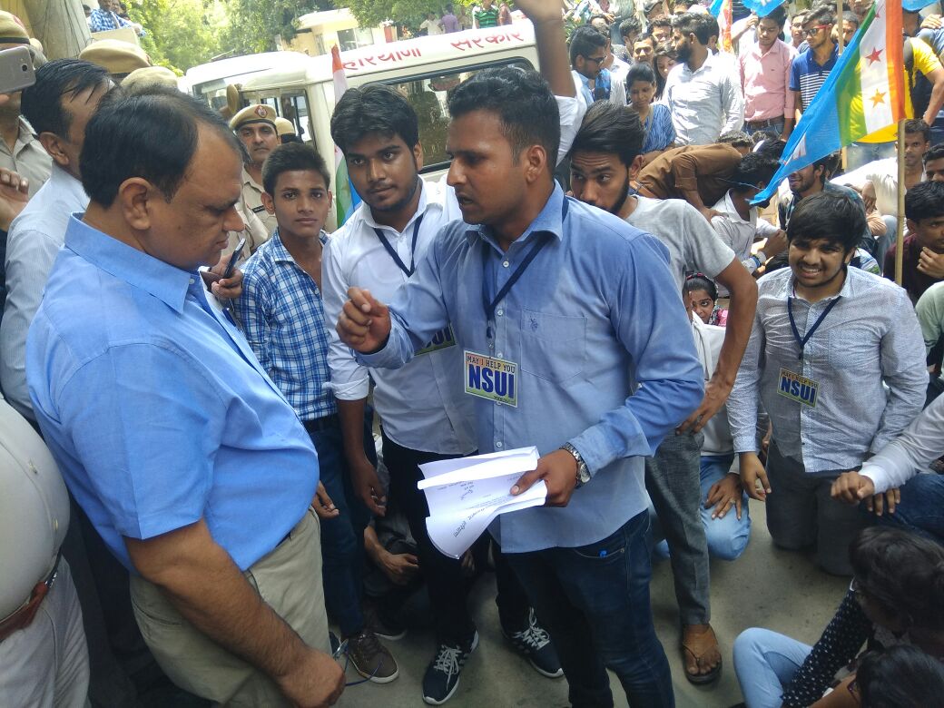 nsui's tweet photo. हरियाणा सरकार की छात्र विरोधी नीतियों के विरुद्ध NSUI फरीदाबाद ने जिला उपायुक्त कार्यालय का घेराव किया व गिरफ्तारी देकर जेल भरो आंदोलन किया। https://t.co/r0jleFUSOH