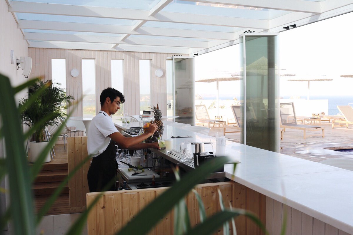 Last cocktails of the day at our new pool bar 💦#memmobaleeira #memmohotels #sagres #algarve #newpoolbar #designhotel