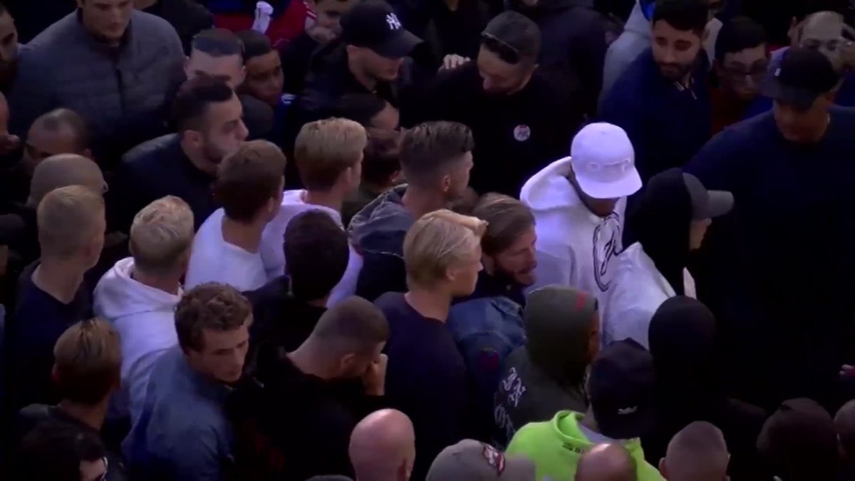 S_Zeldenrijk's tweet image. Ook de spelers zijn aanwezig #AppieStayStrong 🙏#34🙏 (foto: AT5)