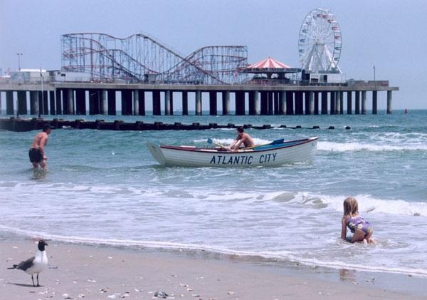 ニューヨーク観光 Com ニューヨークでも夏になると海で遊びに行く人が大勢です 来週の月曜日は海の日のため ニューヨーク 特にロング アイランドやニュージャージー州にある海で旅行中に遊ぶことを勧め致します 一緒に家族や友達と遊びましょう