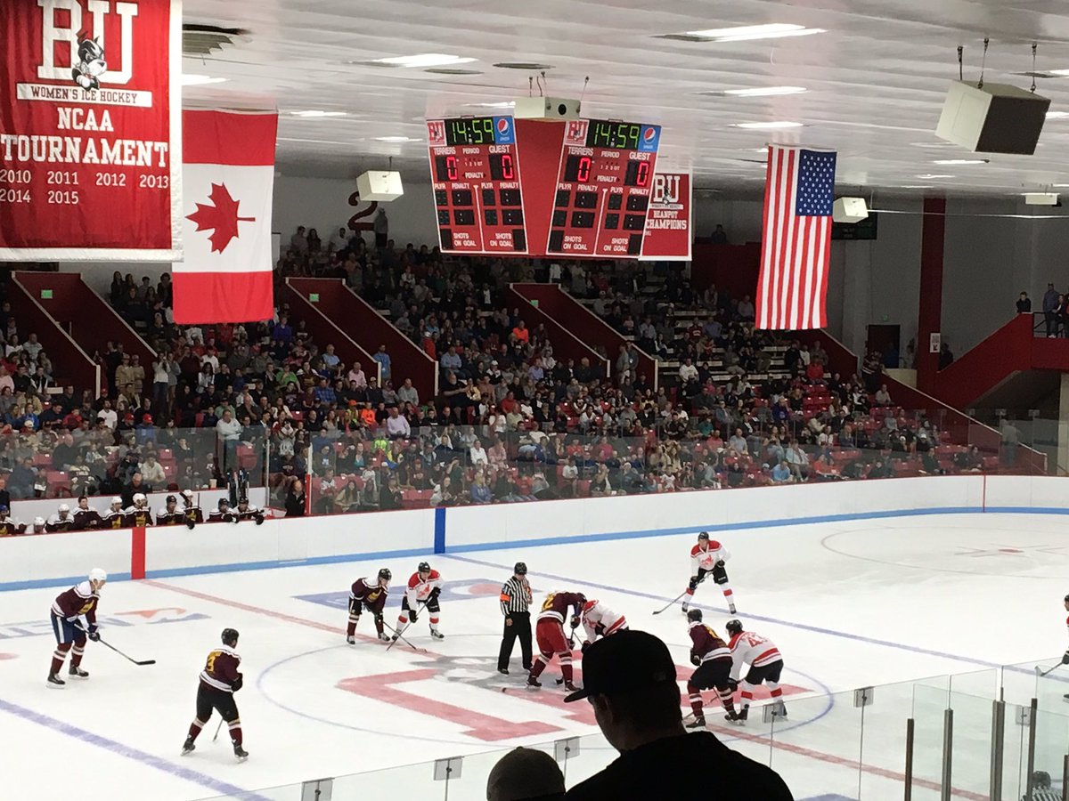 BU_FoH's tweet photo. The teams are ready, so let's play hockey! #JimPrior #WBA #CommAveClassic 🏒🐾 #GoBU https://t.co/SCRO9U0mbS