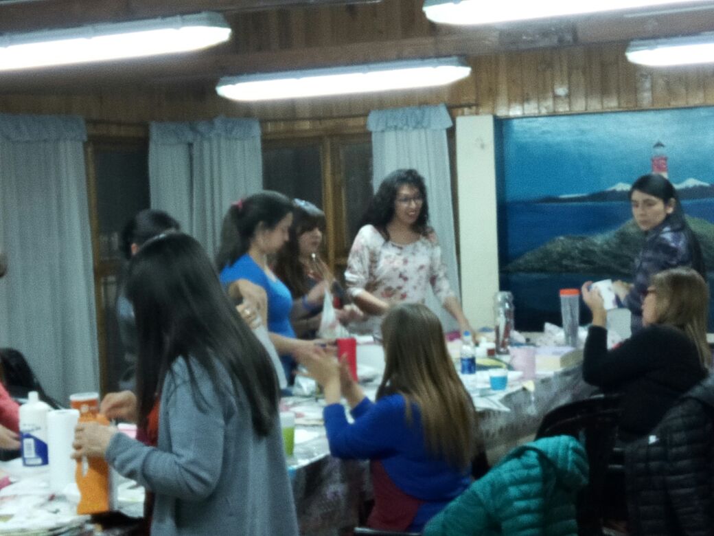 duppin's tweet photo. Taller de Pintura Decorativa en el CC Felipe Varela #ColoryVida Sec.Políticas Sociales @WalterVuotoTDF @malenayuqueri https://t.co/HHuATWujvs
