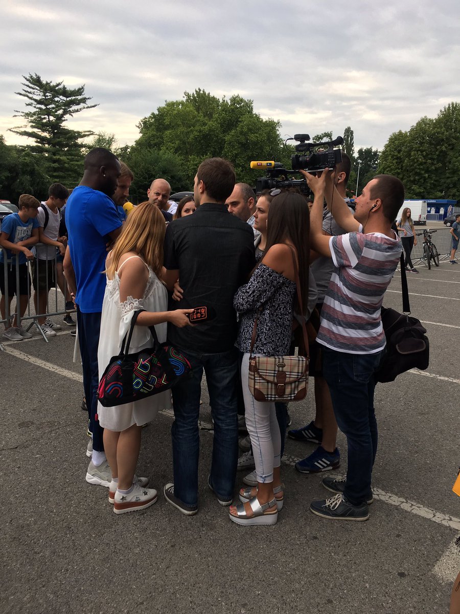 Our <a href="/TongoDoumbia/">Tongo Doumbia</a> with Croatian media for the first time today. Assistant coach Marko Marić translating 📸🎥🎙⚽️😎 #DZG
