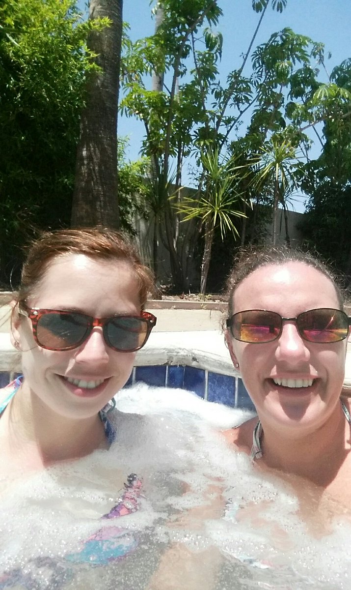 ccashell's tweet photo. #RecoverySwim #outdoorjacuzzi #tiredbodies https://t.co/vxFn95J8UA