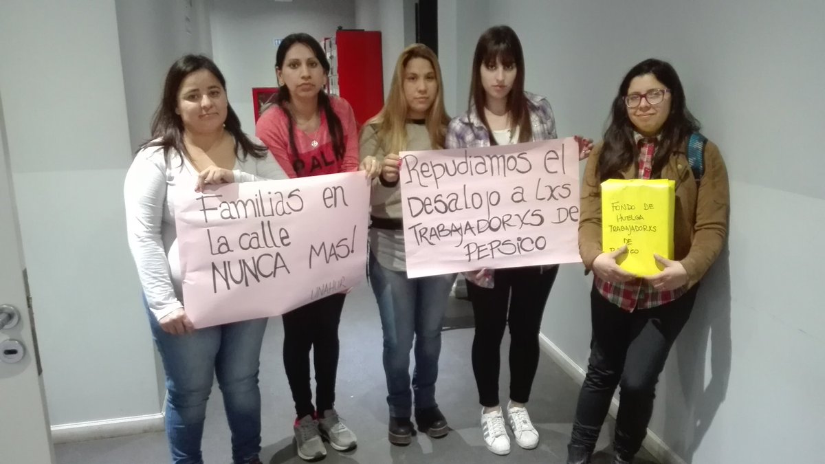 AlvarezaAnita's tweet photo. Solidaridad-UNAHUR los estudiantes repudiamos el desalojo y represion a los trabajadores de PepsiCo. Y pasamos con un fondo de huelga ! https://t.co/30S2PQW6ox