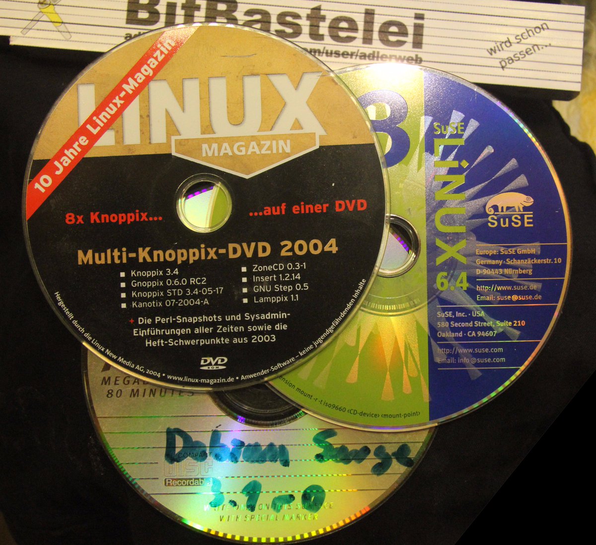 adlerweb's tweet photo. #oldCDs Wer es lieber "frei" wollte: Auch Linux gab es damals schon. Bei @SUSE gleich mit mehreren hundert Seiten gedrucktem Handbuch. https://t.co/vMagOVV6lA
