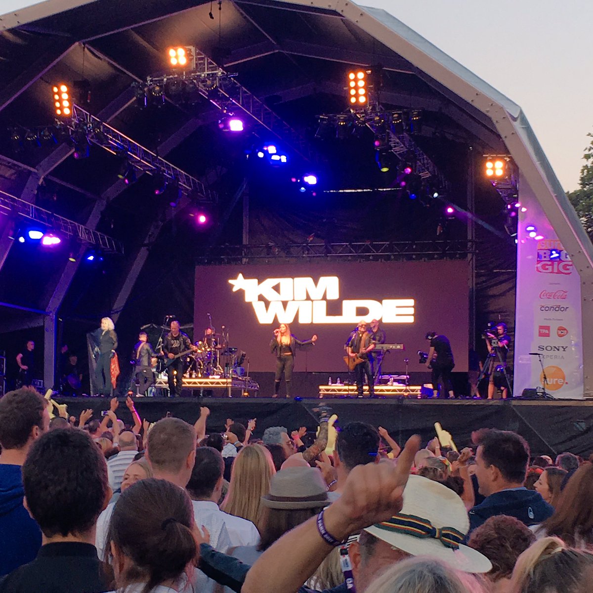 BigGigJersey's tweet photo. The crowd is going wild for @kimwilde ๐๐๐ป๐๐ถ #SureLegends https://t.co/voessgziXy