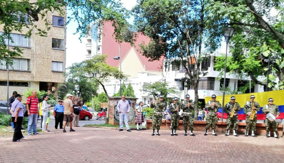 HelderGiraldo's tweet photo. #ConoceTuPatria con nuestros #HéroesMultimisión, hoy el #Baspc5 viviendo con los bumangueses el #DíaDeLaIndependencia en el #ParqueSanPío https://t.co/wo4L8H7gjR