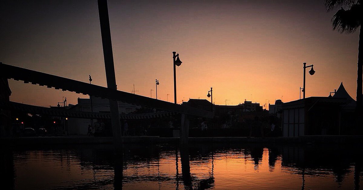 SassanoSax's tweet photo. PostCard Valencia Sunset
📱🇪🇸☀️🏚🌅
#photosummer #holidays2017 @igersvalencia @Valenciagram #valenciabeach #malvarrosa #valenciacity #sunset https://t.co/4axZbAJL9M