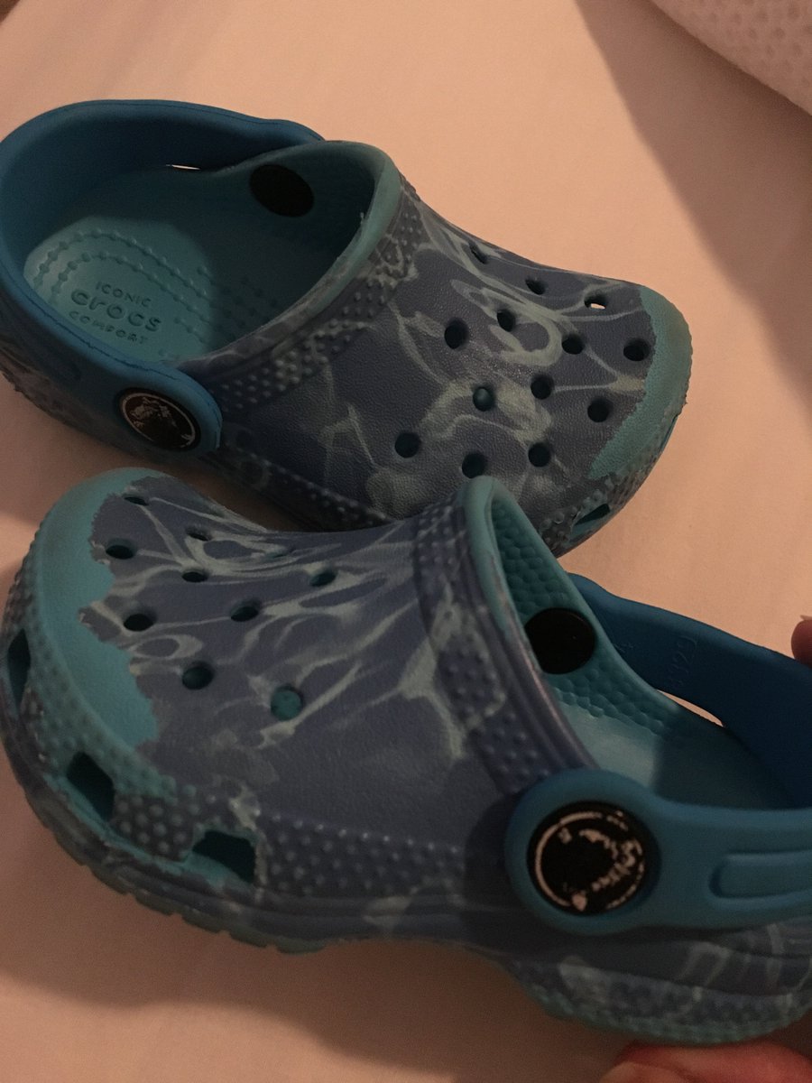 CharlieCardy's tweet photo. @Crocs_UK my 2yr old nephew has had these crocs around a month. The tops are ruined and would have expected better? https://t.co/pmZ6pRUHZD