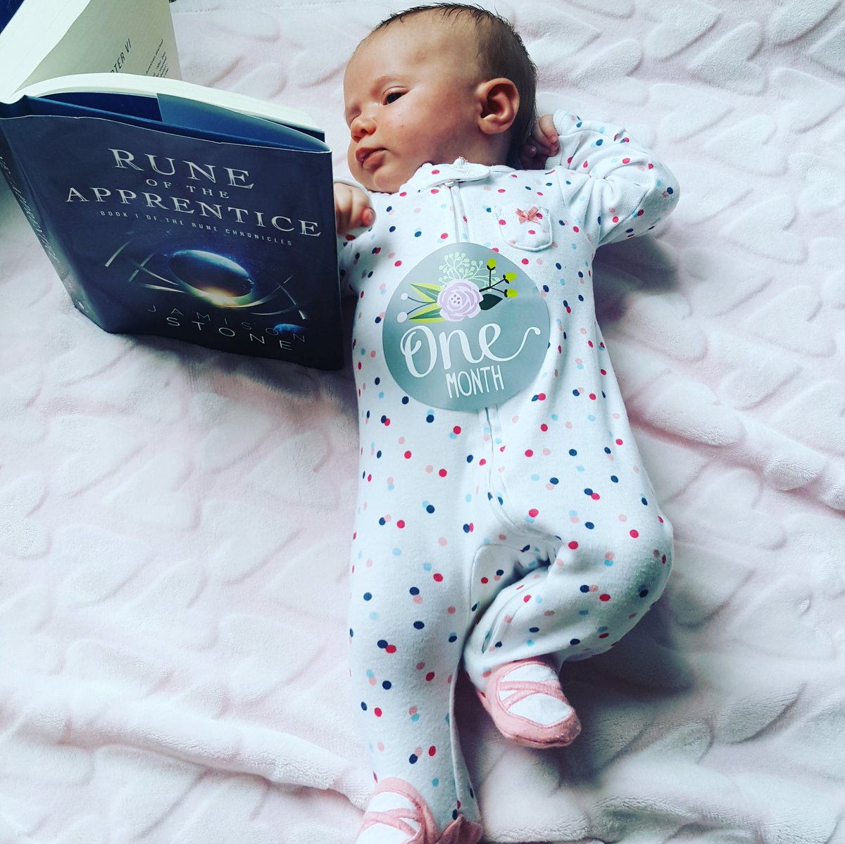 Only #1monthold and baby Freya is already deeply engrossed in her copy of #RuneOfTheApprentice by @Inkshares  🌌📚 #ReadEarlyAndOften 😄