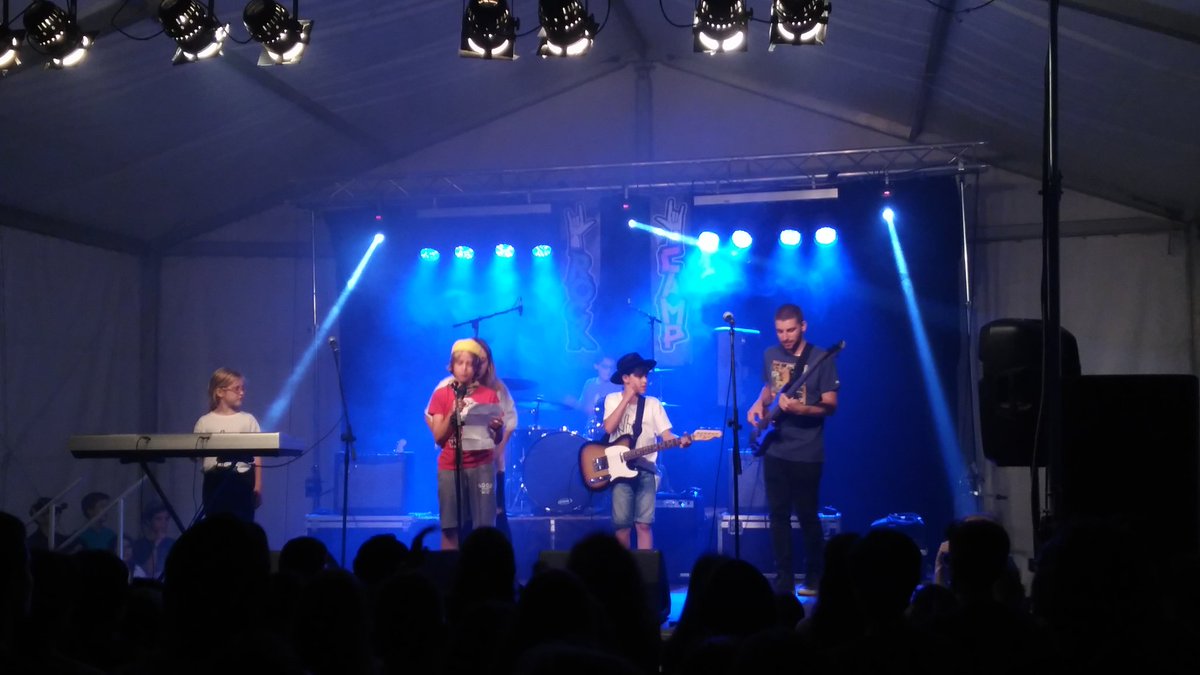 RockCampES's tweet photo. La #FinalJam92 ha empezado con los Junior tocando temas de @acdc @QueenWillRock  @thebeatles y una #batucada https://t.co/RTiHVFCBHa