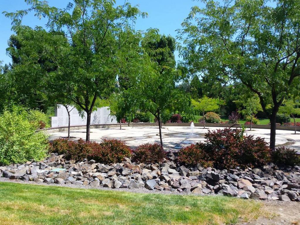 WenatcheeLoop's tweet photo. #Plaza and #fountain on the #EastWenatchee side of the #ColumbiaRiver and the #AppleCapitalLoopTrail. #Wenatchee #… https://t.co/bUkht72cwr https://t.co/IldGGgT20H