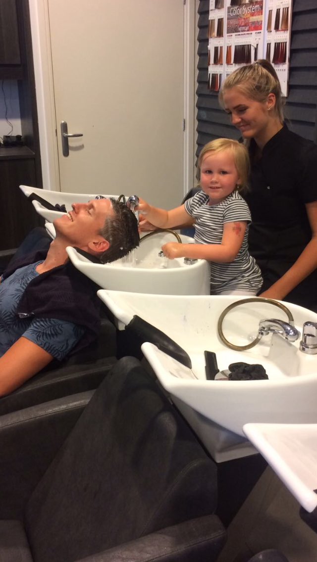 Deze kleine meid wou graag even helpen in de kapsalon dus mocht ze d'r va z'n haar wassen😍