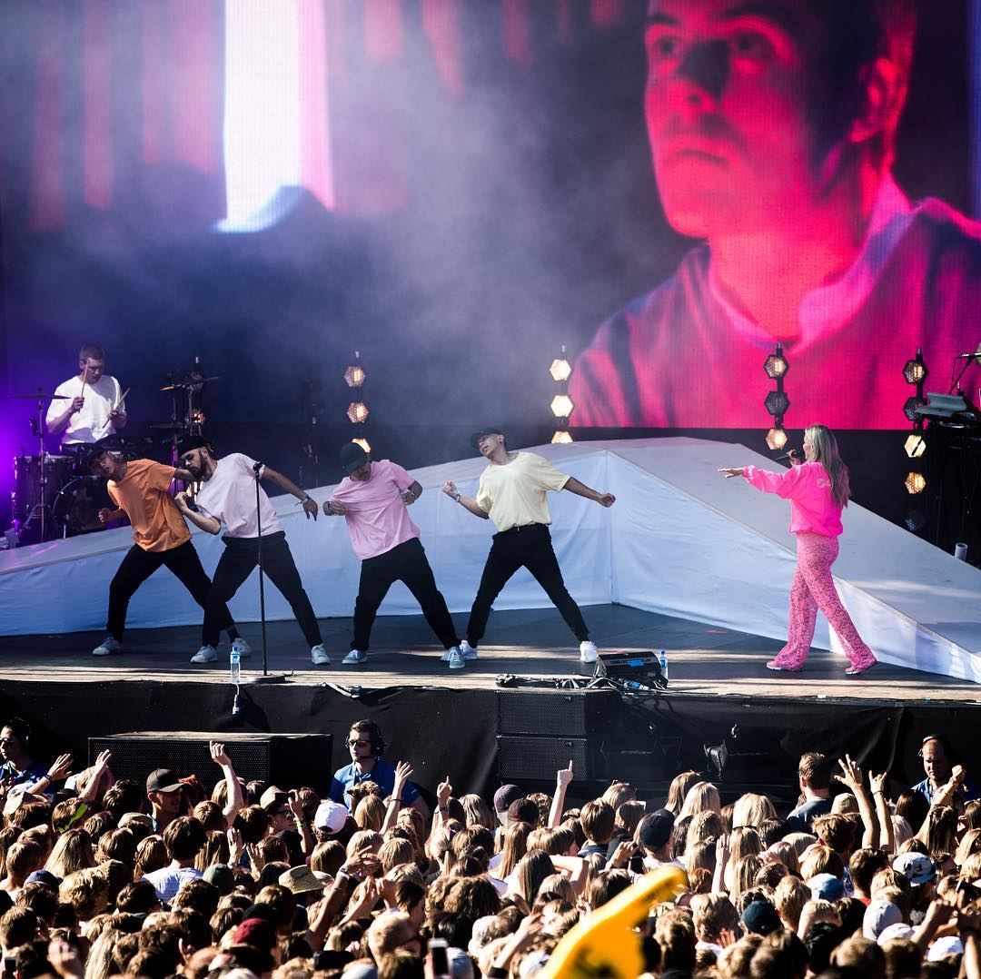 📸| "oi @/hermantommeraas". @/astridsofficial via Instagram.