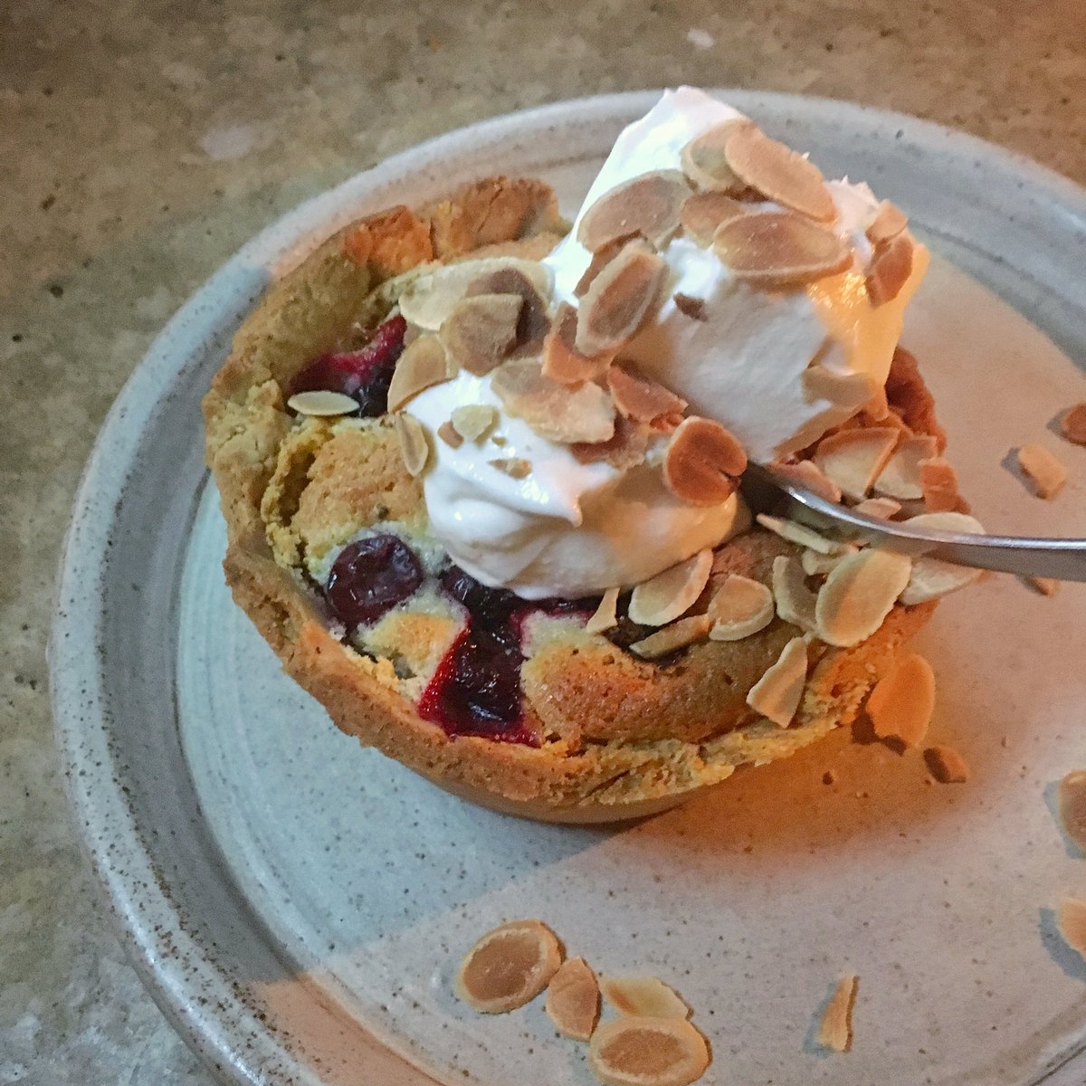Loving the warm black currant almond tart <a href="/Raw_Duck/">Rawduck</a> with <a href="/newtonandpott/">Kylee Newton - The Modern Preserver</a> <a href="/henriettainman/">Henrietta Inman</a> and <a href="/philippaly/">Philippa Langley</a> 👯👯👯