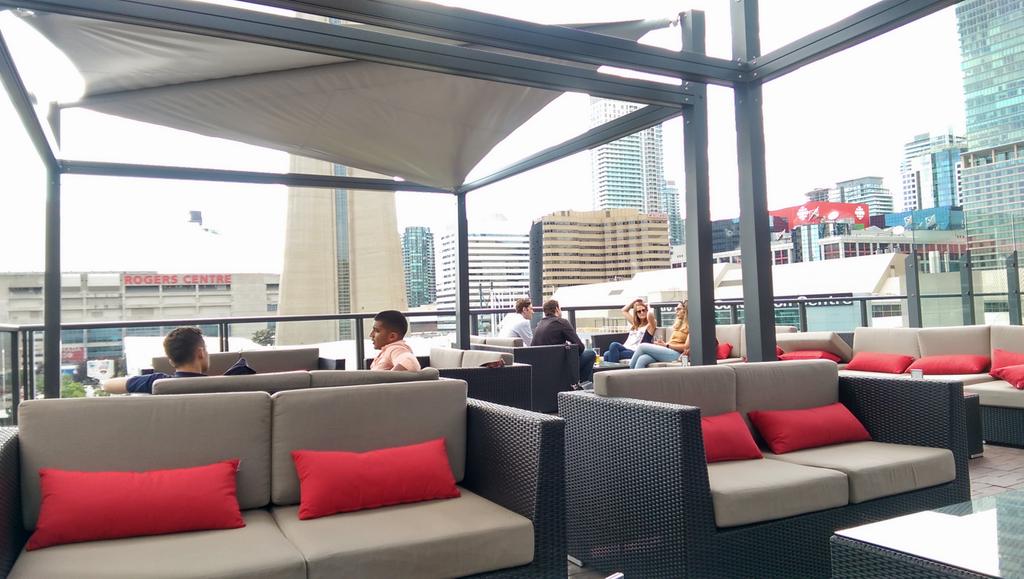 freetoronto's tweet photo. RT @cityplacera: The Roof @SOCOKitchenBar @DeltaToronto is scenic, has a great vibe, music, menu &amp; drinks. #CityPl… https://t.co/2H74ZprYlY