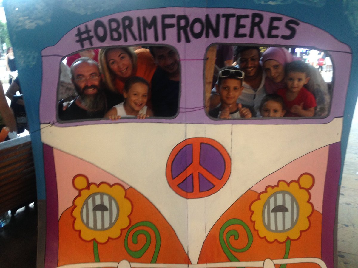 CompanyRobert's tweet photo. Fotos @obrintfronteres @barbaradecampo amb el bus #rodacaravana https://t.co/qD8JouLsLp