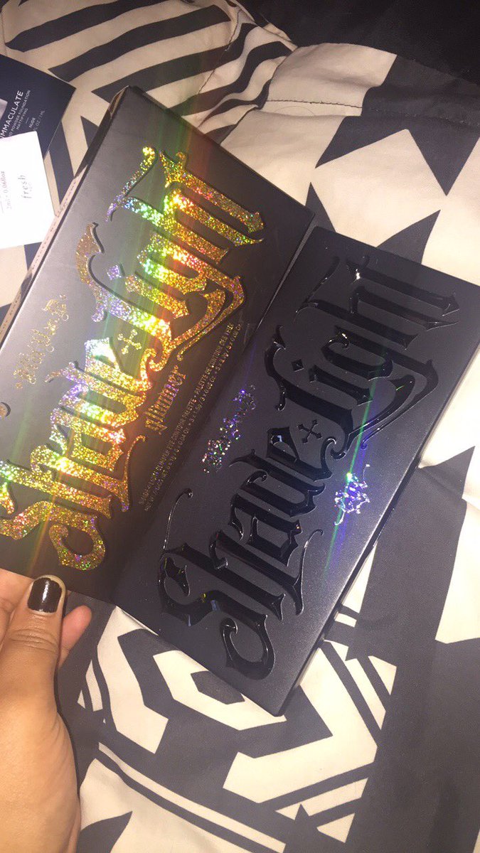 999thesiren's tweet photo. HOLY COW. 😍 The pallet is even more gorgeous in person!!!!!!!! Thank you so much @urbandoll 💕💕💕 https://t.co/8KSeIIkhWn