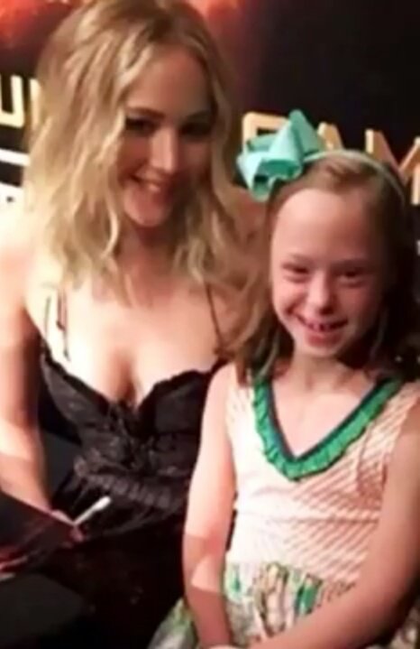 Nuevas imagenes de Jennifer Lawrence con fans en el evento celebrado en el museo Frazier de Louisville ayer.