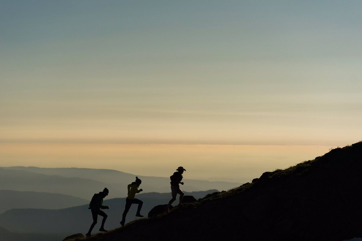 With majestic Mt. Hood as a backdrop, we watched as the sun slowly sank into the horizon. #MKTRC Sunset Run was beautiful! 📷<a href="/paulmnelson/">Paul Nelson</a>