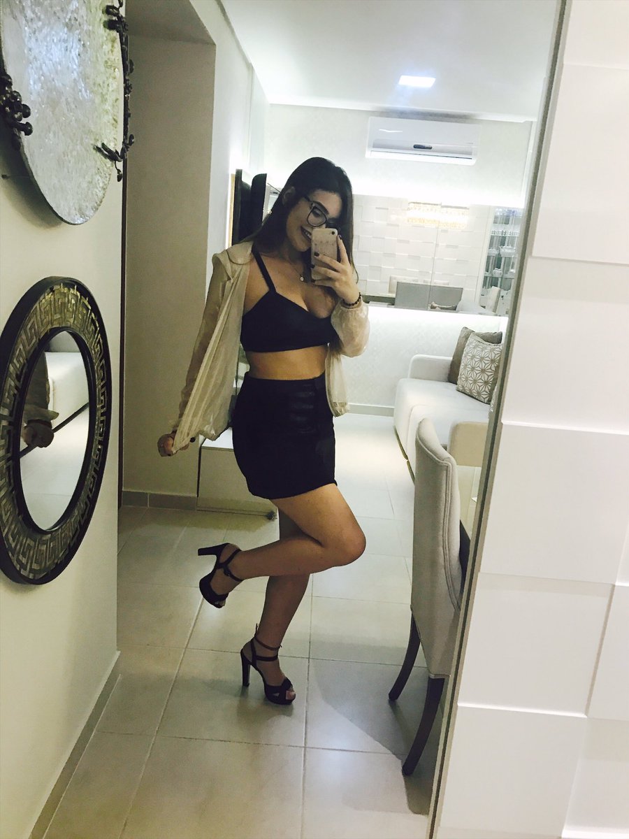 mnijksg's tweet photo. Hey u I'm barbara, I'm 21 and I really don't know how to describe myself lol #GetToKnowUsShawn https://t.co/FYy0qXr9Ug