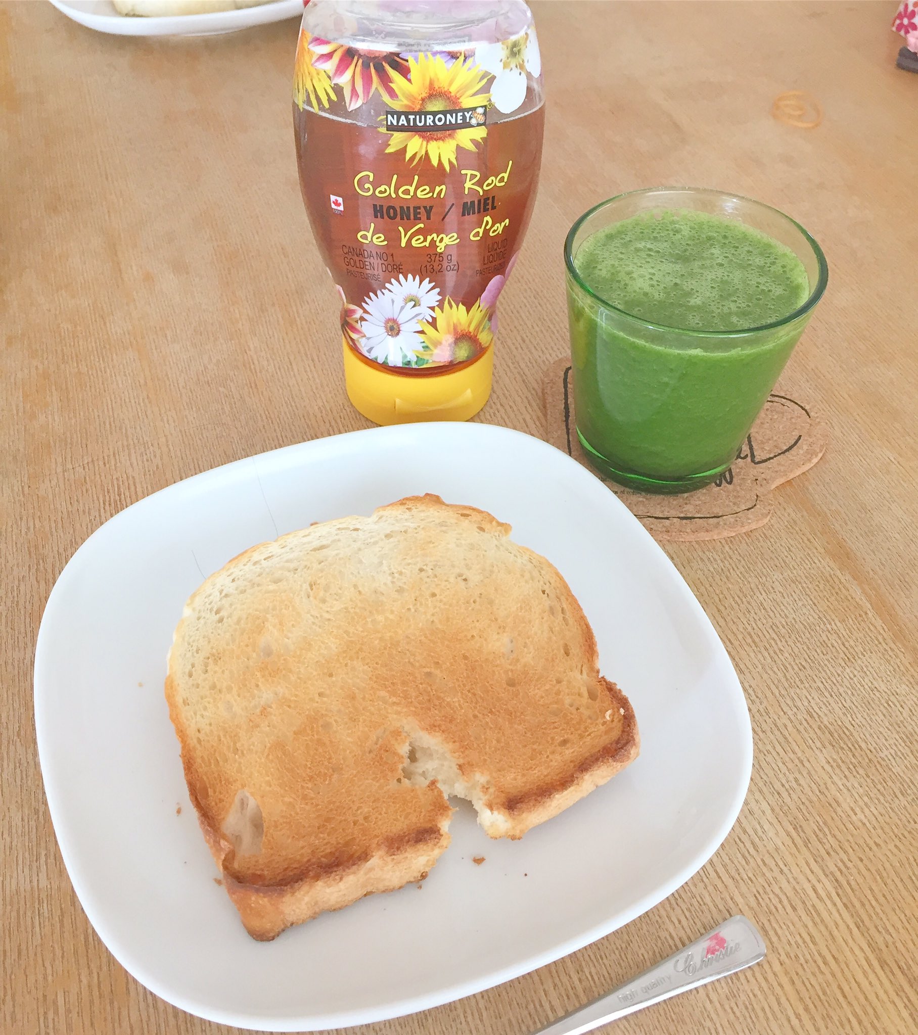 ゆゆ サブ垢 今日の朝ごパン グリーンスムージーも一緒に スムージーには 小松菜 リンゴ バナナをin 野菜とフルーツが一緒に取れる しっかり食べて 夏バテ予防 朝ごはん 朝ごパン スムージー グリーンスムージー 手作りスムージー