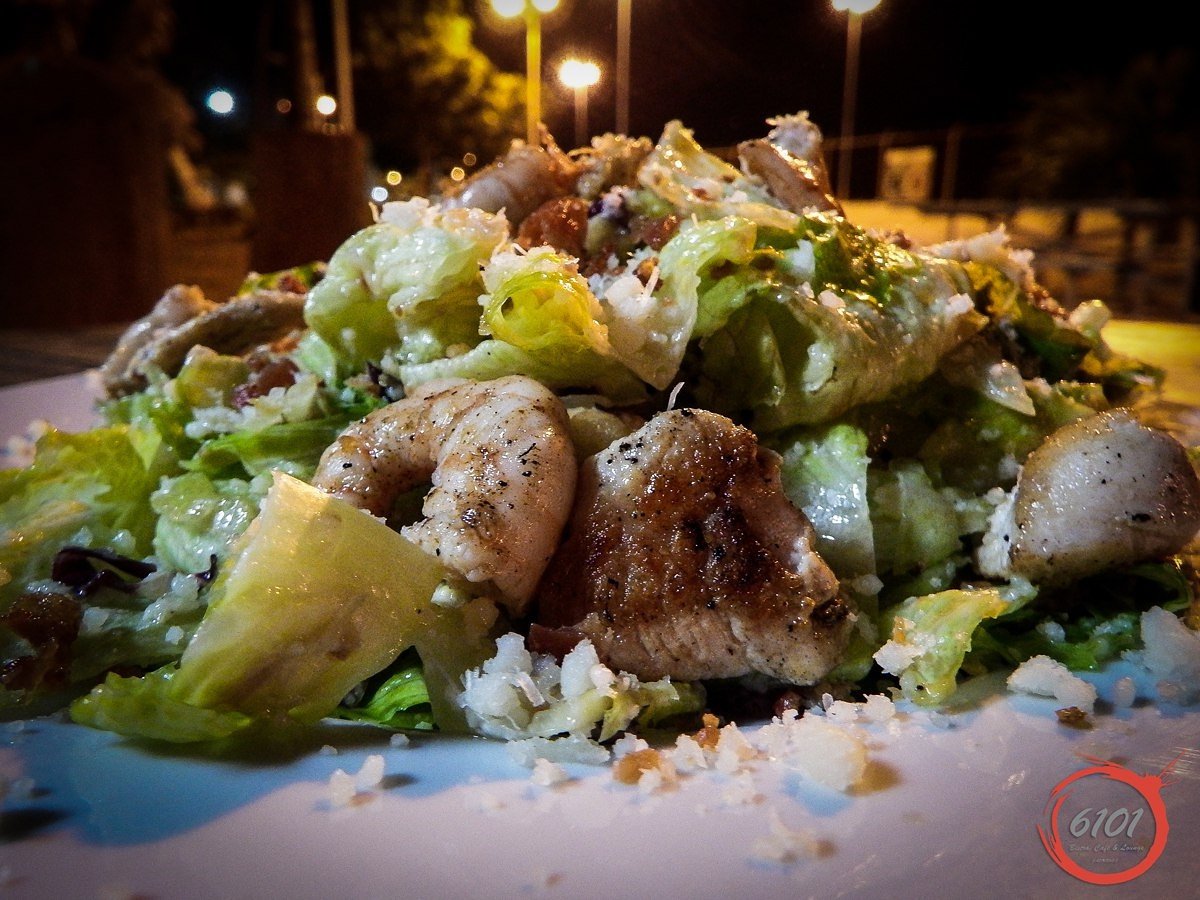 La felicidad también se parece a cenar una César con Pollo y Camarones en #6101bistrocafé, junto a buena música y la mejor atención.