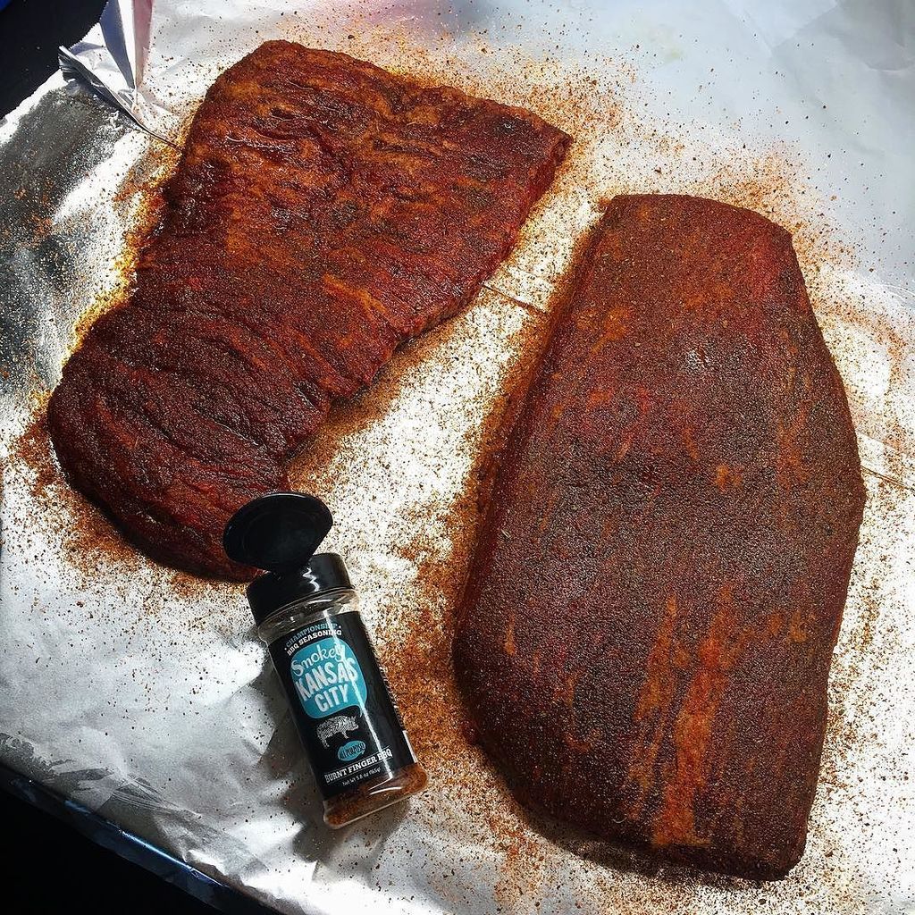 BurntFingerBBQ's tweet photo. Brisket is soaking in the flavors of #smokeykc https://t.co/wX8CDVHkx1 https://t.co/SzzZkmebGA