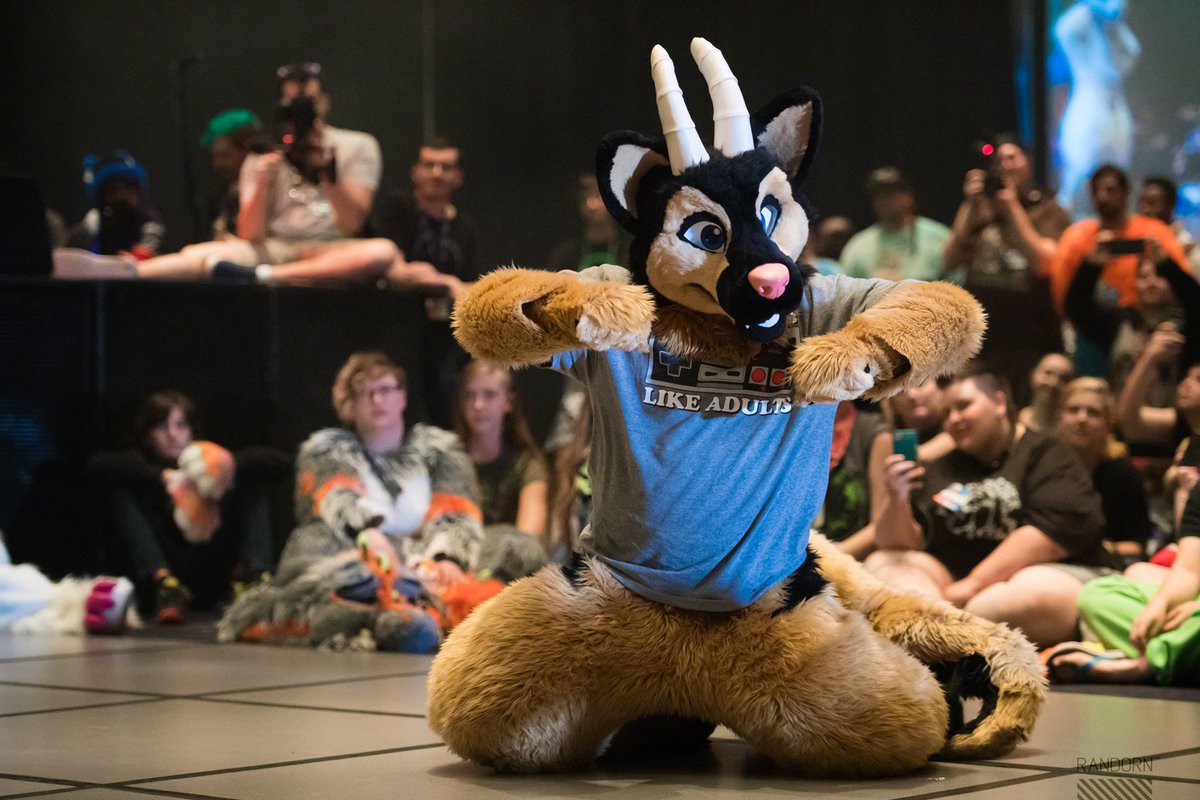 LastFurOne's tweet photo. Let's get it poppin' like Anthrocon's Floor Wars with a #FloorWarsFriday! (also #FursuitFriday because that's cool) 📸: #randorn #AC2017 https://t.co/4vbH5pOdO6