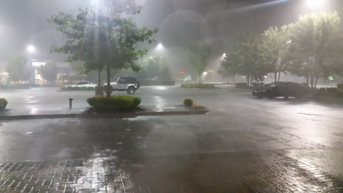 tigertail74's tweet photo. Man.....it's pouring and my umbrella is in my jeep!!!! How wet do you think I will get? #JeepPride #JeepMafia #Jeep_Life #JeepFamily https://t.co/LR8dbmVxEI