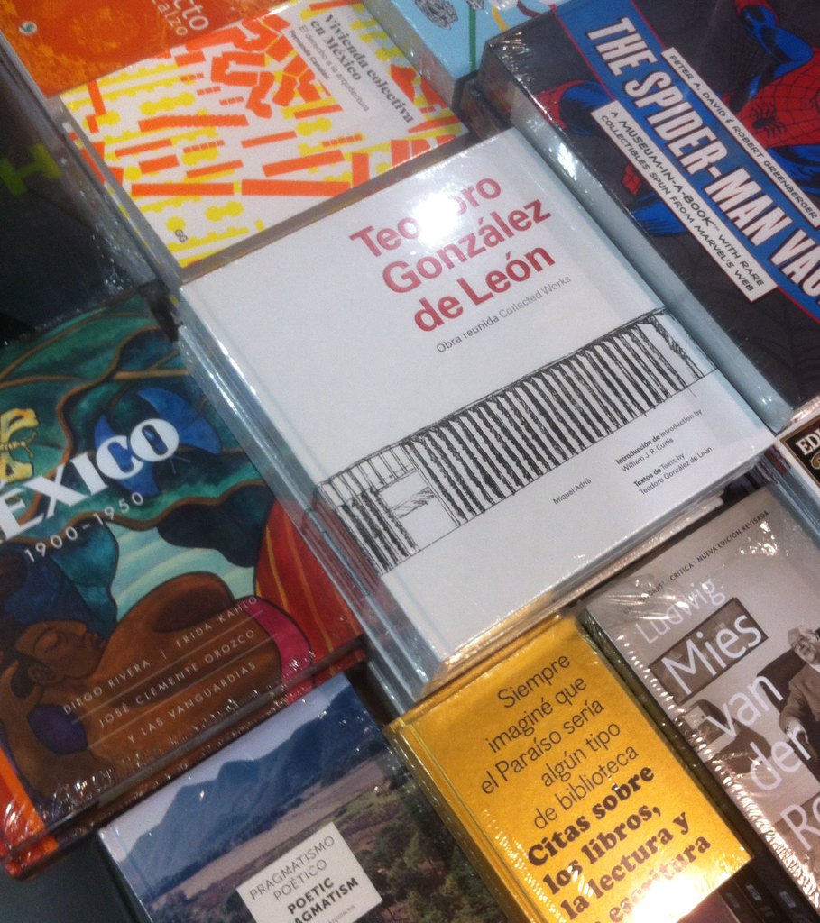 tomlibrarian's tweet photo. Reconocen el edificio que está en la portada de este libro? @BiblioColmex https://t.co/g5OfNbFrAA