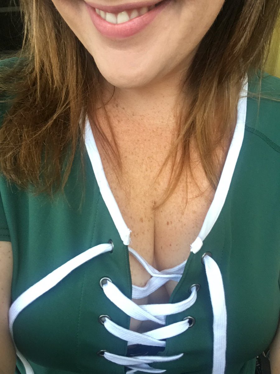 smileNpassiton's tweet photo. @Kage_99 Go Esks Go! #sorrynotagif #boobfriday https://t.co/R3A40gIJK1