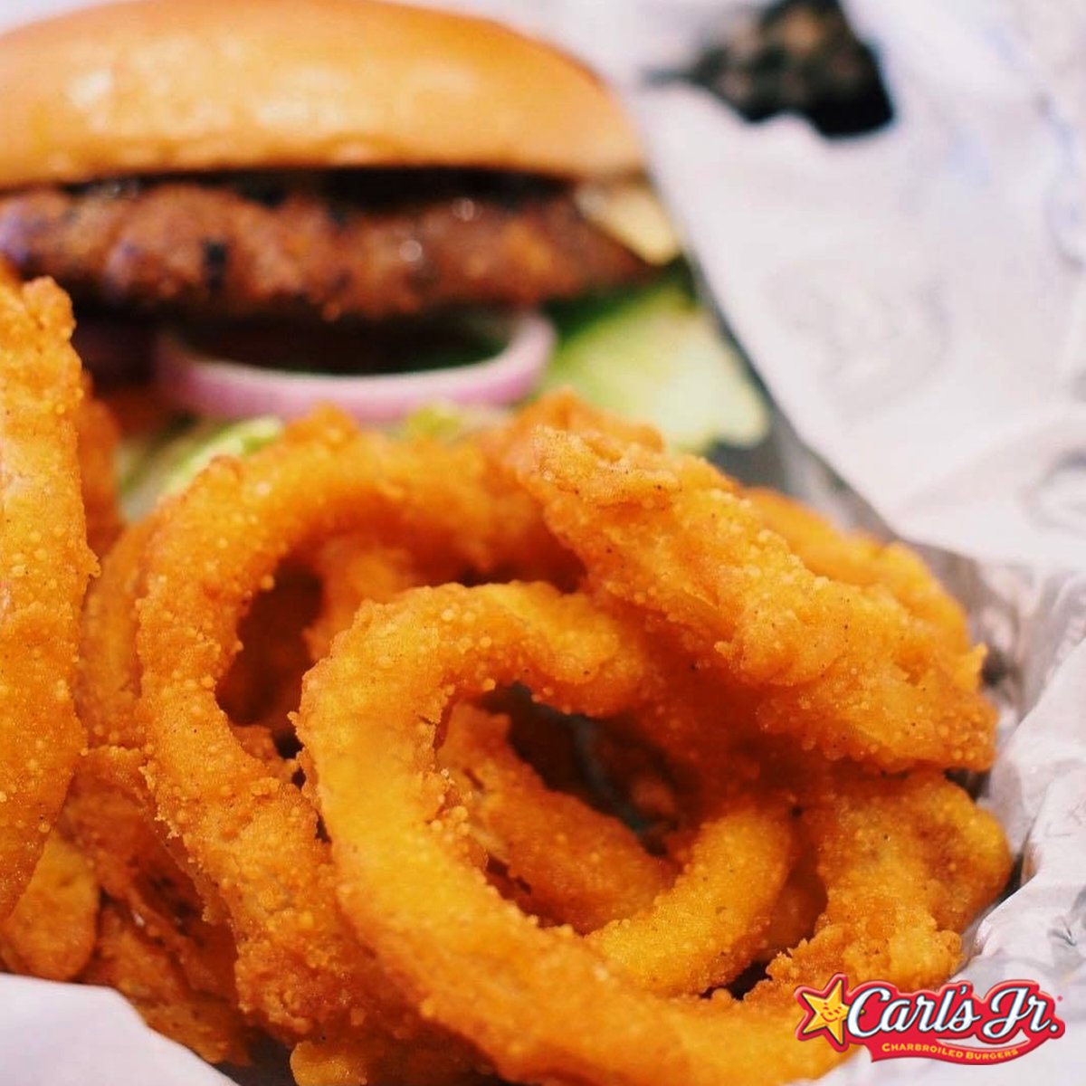 Empieza con unos crujientes aros de cebolla y termina tu fin de semana con tu hamburguesa favorita.