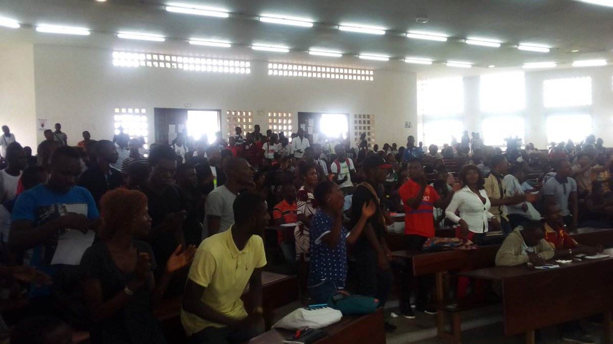 aassifulgence's tweet image. Prévenir la trahison,débusquer le faux ami, avant k'il inocule son venin est 1e opération aussi complexe ke de nettoyer l'anus d'1cabri
#AFA