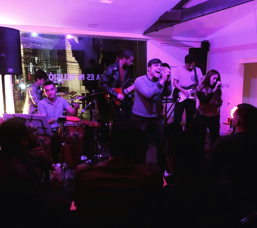 RPMRecordsBOG's tweet image. Disfrutando de @GoOutStrangers en #sesionesrpm. Así son las tardes/noches en #rpmbog #apoyalolocal