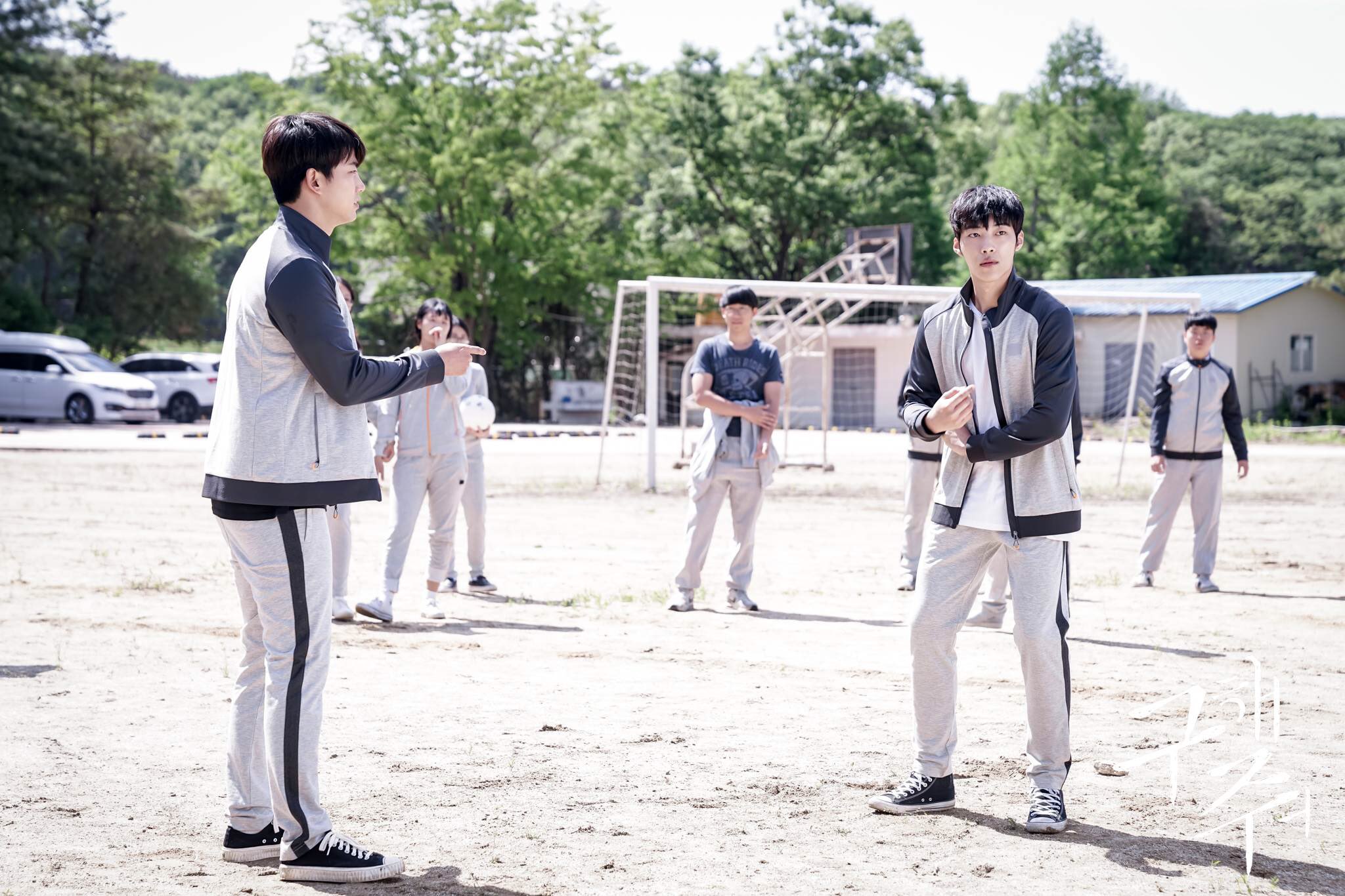 DEvQ_7mUAAAu5Gf.jpg:large