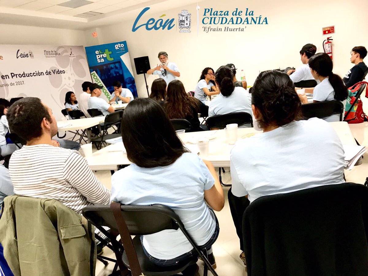 leon_dsocial's tweet photo. En el séptimo módulo del diplomado #ExpresaT los alumnos ¡ya preparan el guión para su video final!
Pronto los conocerán... #ManoConMano https://t.co/e9NNDPzBRX