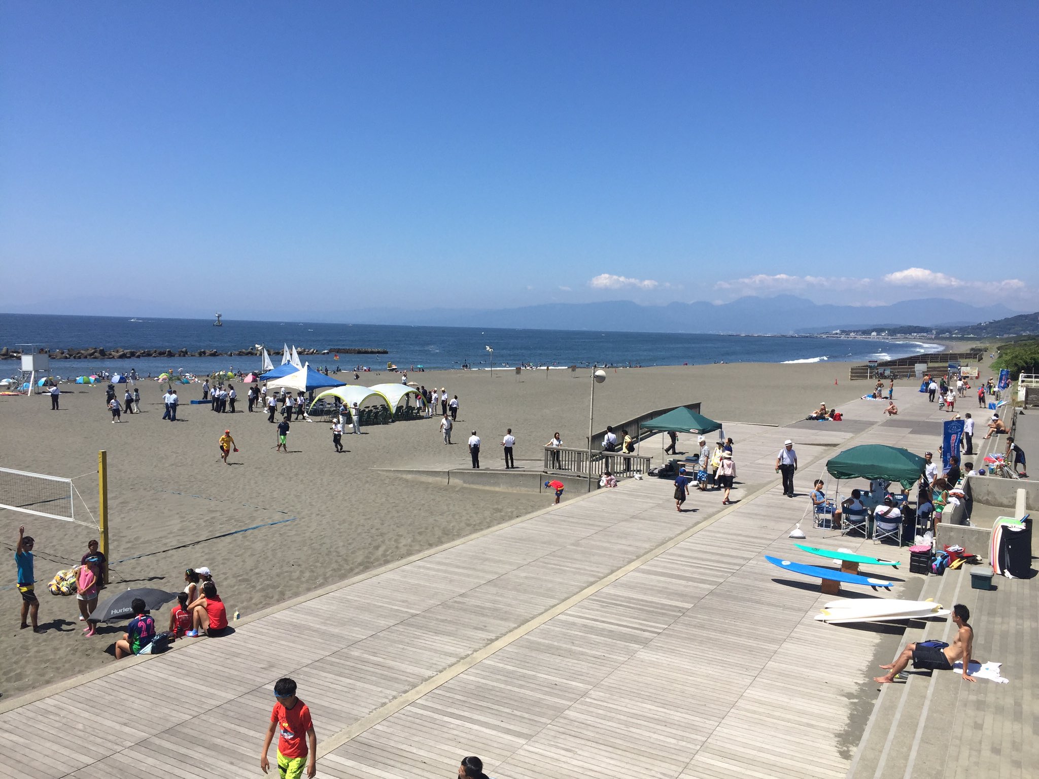 湘南ひらつかビーチセンター おはようございます 本日15日から8月に31日までの海水浴期間が先ほどの式典をもちましてオープン致しました 本日天気も良く最高の海開きとなっています 是非湘南ベルマーレ ひらつかビーチパークにお越しください