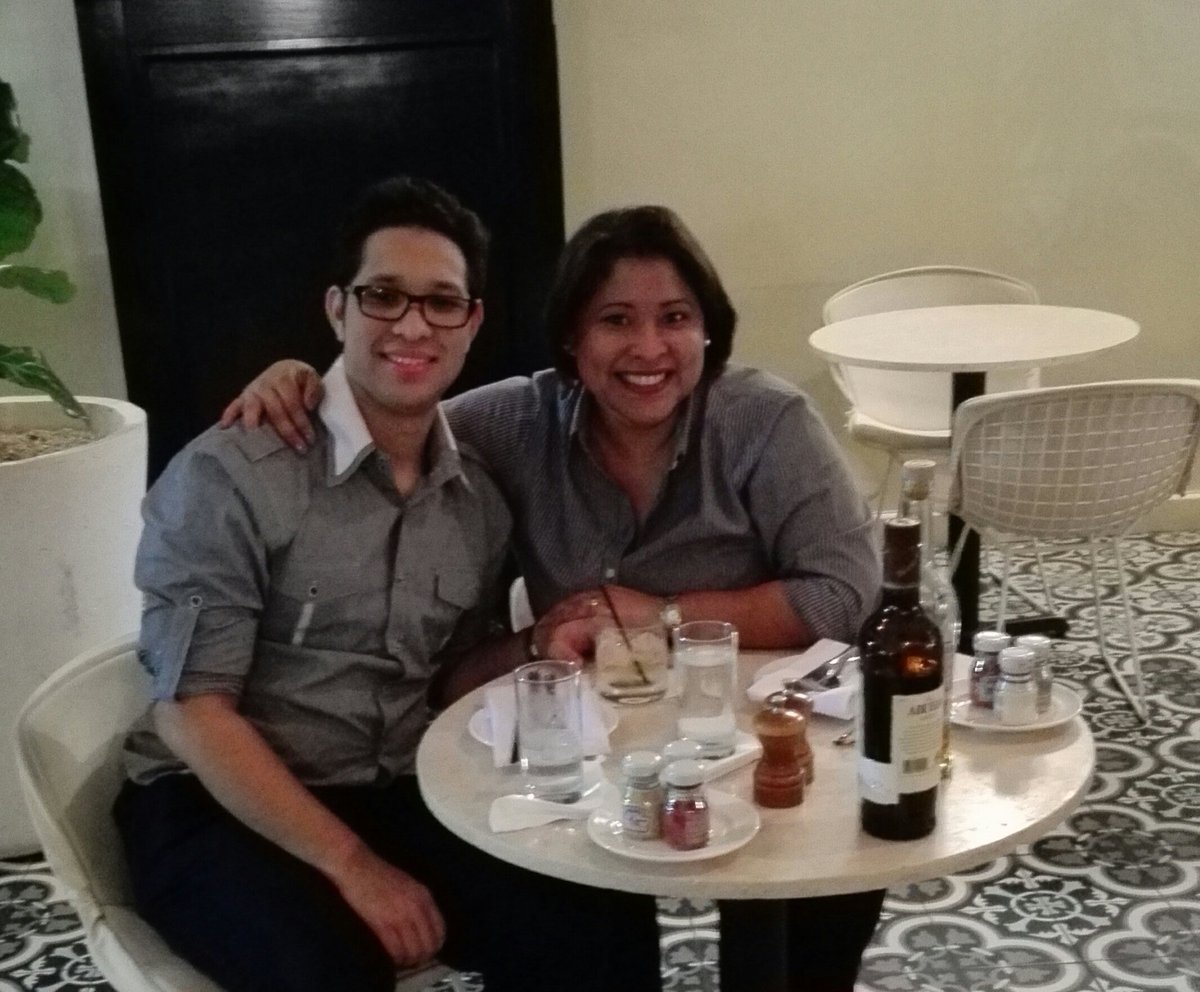 BertaTC's tweet photo. Este pendejín, 24 años después de haber nacido todavía quiere salir conmigo
Los mejores drinks son en familia💓
#LaTíaDelSobrino #Casqueando https://t.co/Mvy1InSg9k