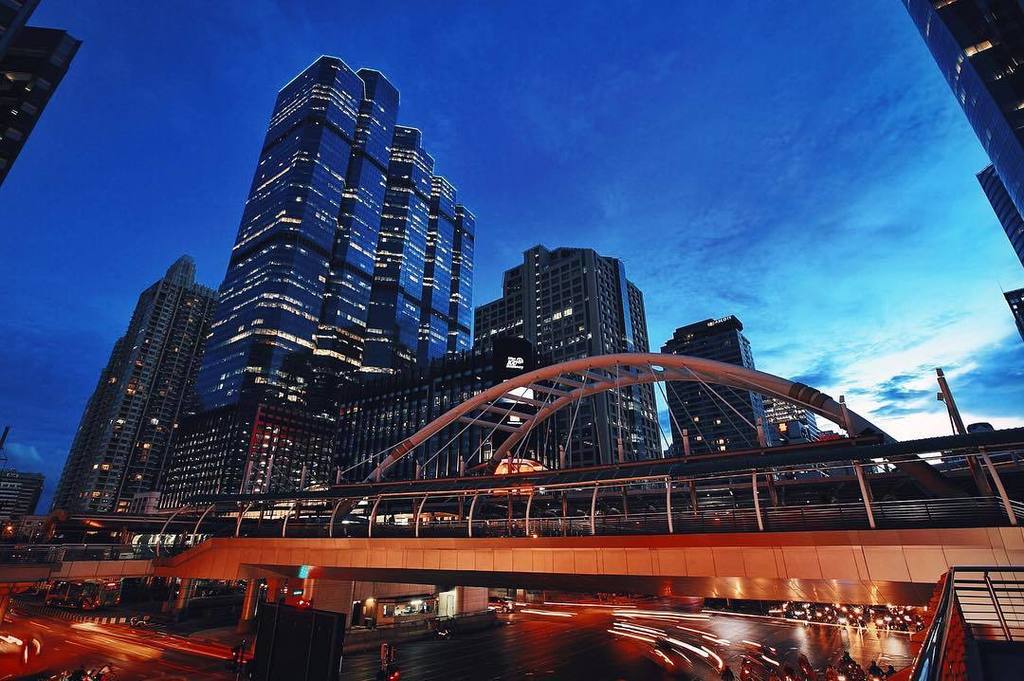 NaiSoopBlog's tweet photo. Sky walk - Sathon, Bangkok, Thailand
#nightphotography #cityscape #urbanphotography #twilight #bluesky #bangkok #t… https://t.co/8mb5wOYhMR https://t.co/HBzrkyFQP6