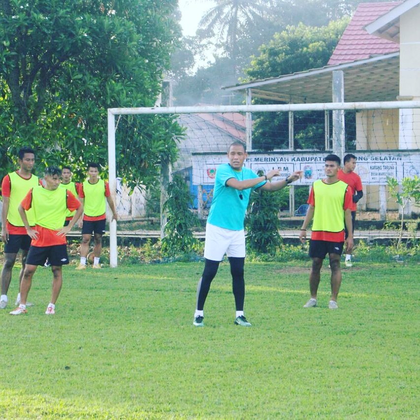 cintailh pkrjaa  km di mnapn km brkrja
apapn itu pkrjaan km yg pnting halal krna allah mnyayangi org2 yg giat bkerja ikhlas mlalukn pkerjaan