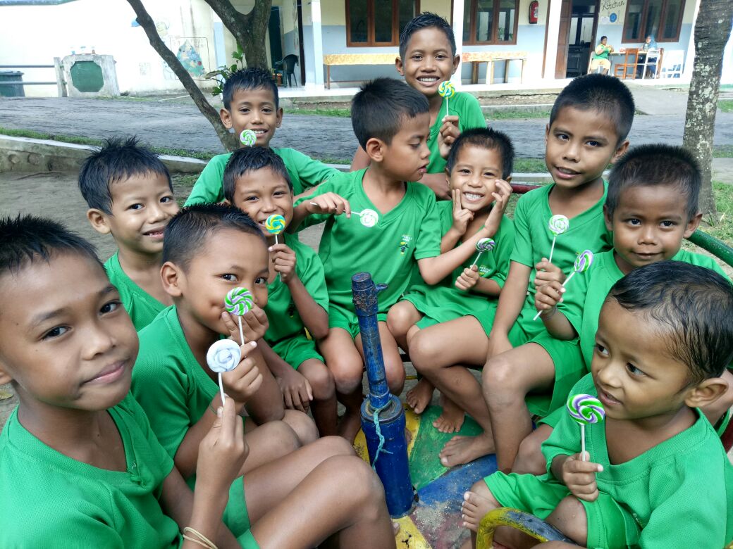 When your lollipop matches your shirt...
Have a nice weekend, friends! 😄🍭