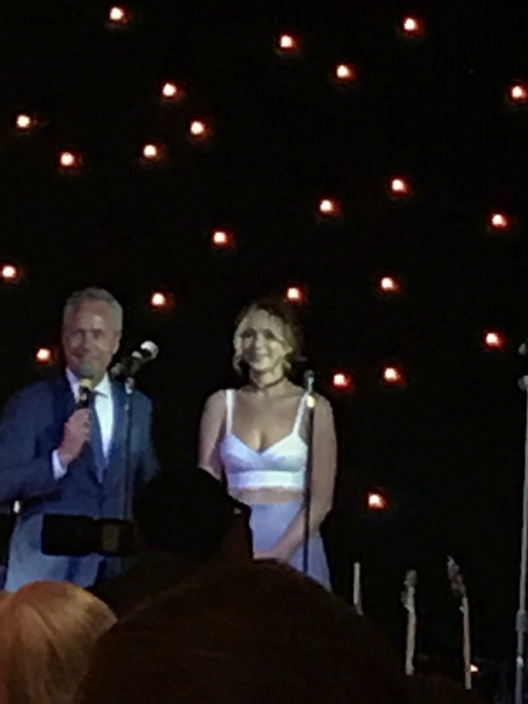 FactsJLawrence's tweet photo. Jennifer Lawrence hace un rato con Greg Fisher, alcalde de Louisville en la #HungerGamesExhibition en el Museo Frazier. #FactsJL https://t.co/GX3fU7w8UR