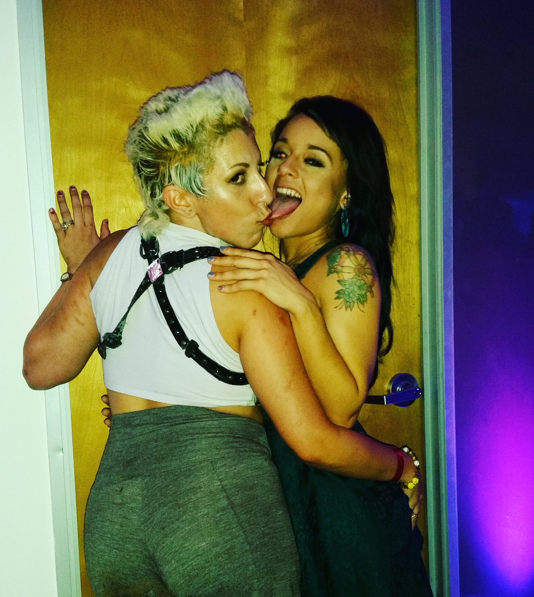 1 pic. @hollyhendrix_ & I getting to know each other for @avnmedianetwork Open house party last night #letsfuck https://t.co/PmdnrZX9qe