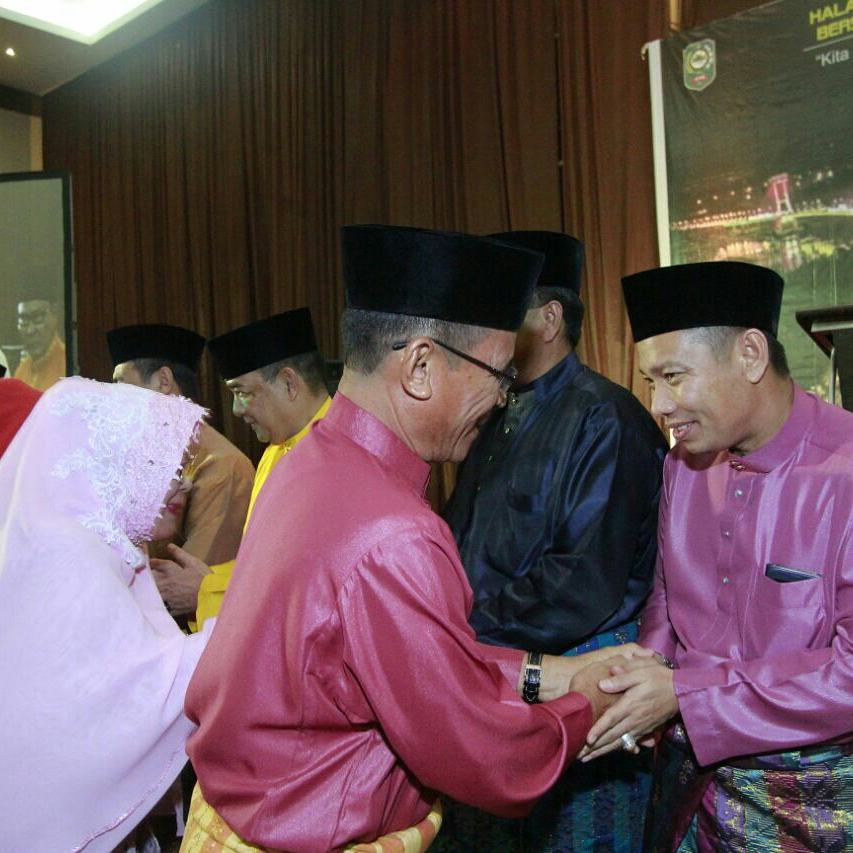 dprdsiak's tweet photo. #Halal bi halal Masyarakat Siak di Pekanbaru yg dihadiri Ketua DPRD Indra Gunawan bersama Bupati dan Wakil Bupati Siak https://t.co/W2QLmEM0IV