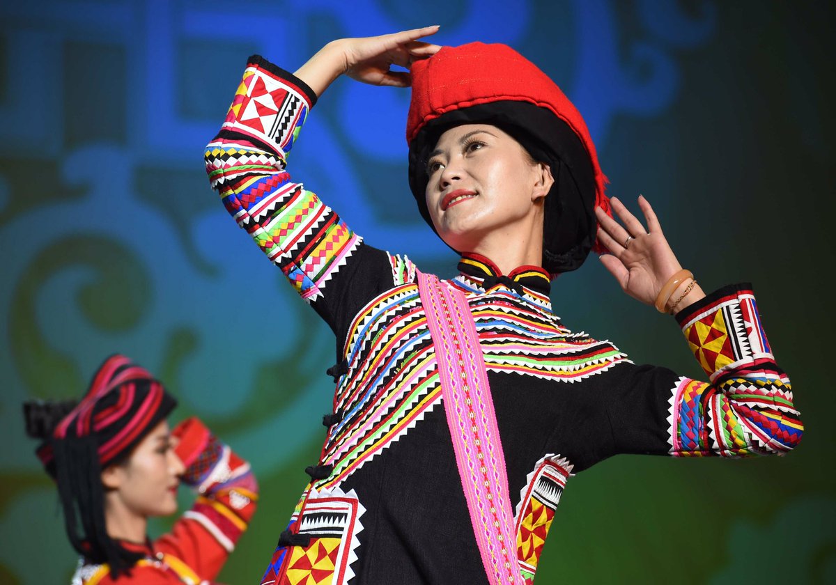 XHNews's tweet photo. @PeriscopeTV High-end fashion designers often find inspiration in China's ethnic Yi costumes and embroidery https://t.co/uYLyOZ8AmY